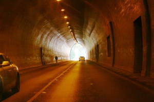 Zoom in Tunnel Alagút